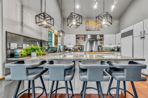 Kitchen: Fully-equipped kitchen, Wolf oven and stovetop, drip coffee maker, Espresso machine, French press, kitchen bar w/4 barstools