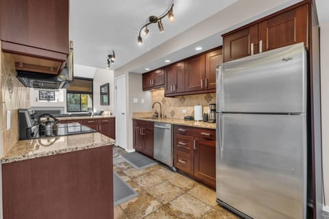 Kitchen: Well-equipped kitchen, Keurig, drip coffee maker, toaster, cooking utensils, tableware