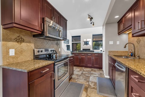 Kitchen: Well-equipped kitchen, Keurig, drip coffee maker, toaster, cooking utensils, tableware