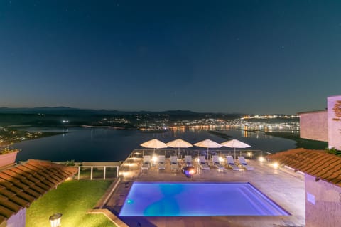 Outdoor pool, pool umbrellas, sun loungers