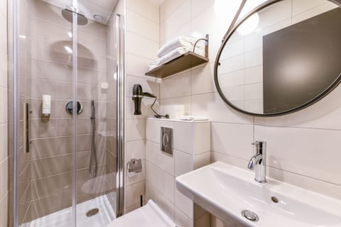 Superior Double Room | Bathroom | Towels, soap, shampoo, toilet paper