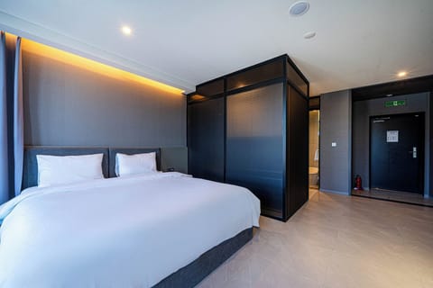 Urban Bath Deluxe King | In-room safe, desk, laptop workspace, blackout drapes