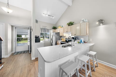 Signature Condo, 3 Bedrooms, Fireplace, Lakeside | Private kitchen | Fridge, microwave, oven, stovetop