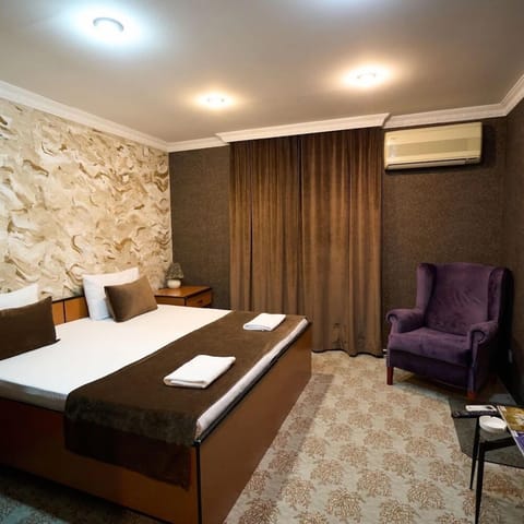 Economy Double Room, Smoking | Soundproofing, WiFi (free), bed sheets