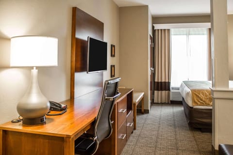 Premium bedding, in-room safe, desk, laptop workspace