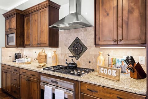 Fully Loaded Kitchen w/ Coffee Bar