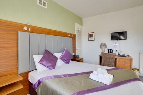 Classic Room, 1 King Bed, Ensuite | Laptop workspace, iron/ironing board, free WiFi, bed sheets