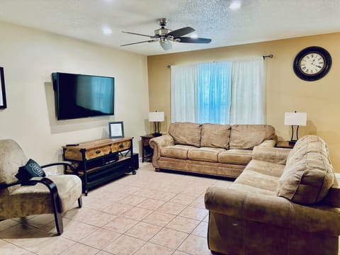 Excellent room to relax after an exhausting day in the city. 