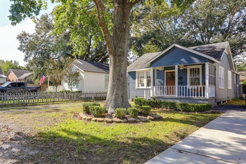 Baton Rouge Vacation Rental | 2BR | 1BA | 1,200 Sq Ft | 4 Steps Required