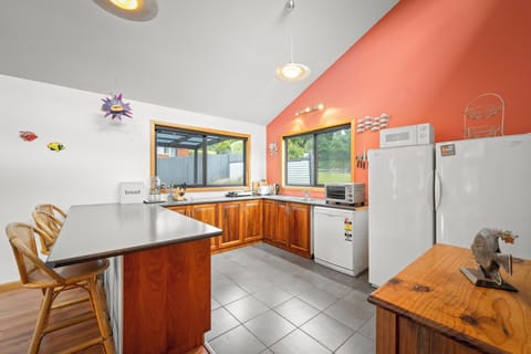 Basic House | Private kitchen | Fridge, microwave, stovetop, dishwasher