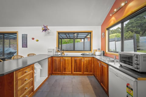 Basic House | Private kitchen | Fridge, microwave, stovetop, dishwasher