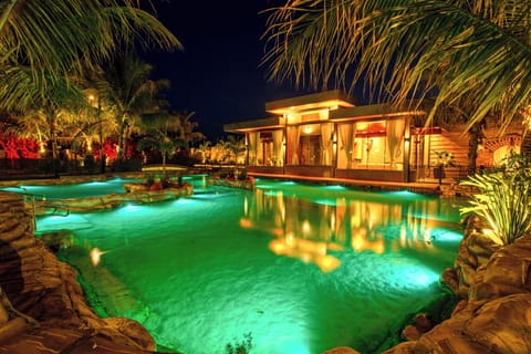 2 outdoor pools