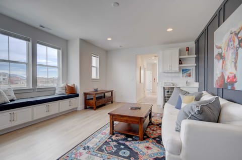 Family Room: Large windows let in plenty of light, creating a warm and welcoming space for relaxation. The area also includes a cozy window seat, perfect for reading or enjoying the view, making it an ideal spot to unwind after exploring the city.