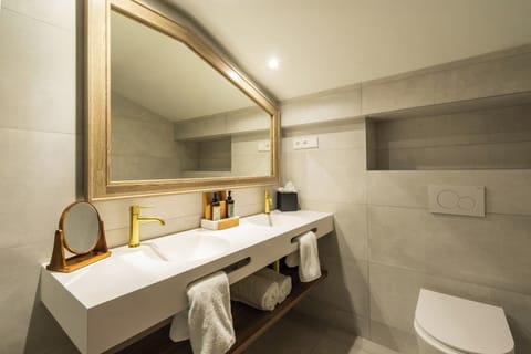 Superior Double Room | Bathroom | Bathtub, free toiletries, hair dryer, bathrobes