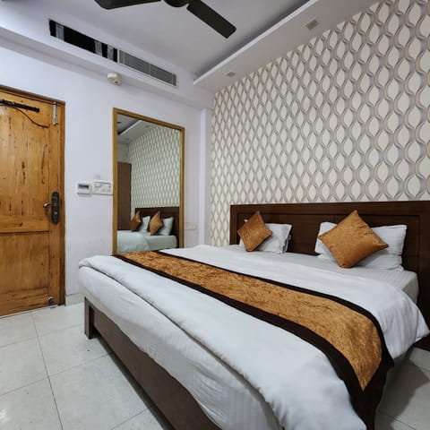 Soundproofing, free WiFi, bed sheets