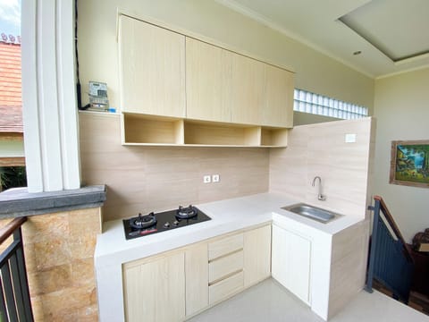 Deluxe Apartment, Kitchenette, Garden View | Private kitchen