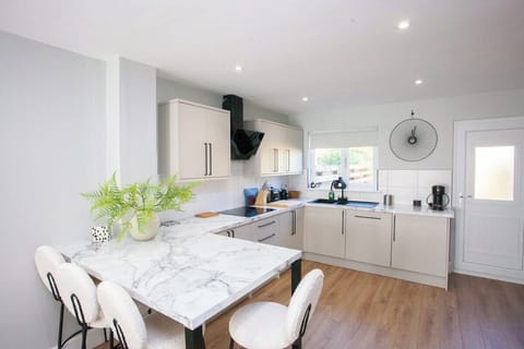 Kitchen with breakfast bar