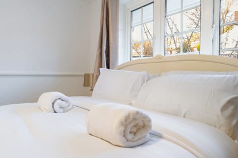 House | 4 bedrooms, iron/ironing board, free WiFi, bed sheets