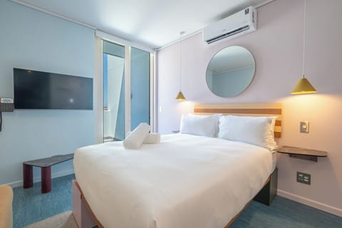 Economy Studio, Balcony | Egyptian cotton sheets, premium bedding, in-room safe, laptop workspace