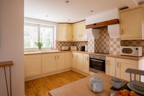Devon House Cottage Kitchen - StayCotswold