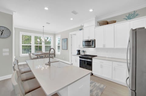 Eat-in kitchen bar seating