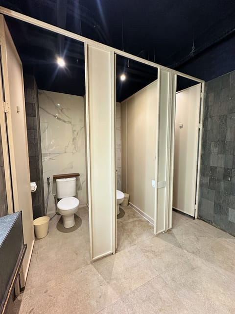 Shower, free toiletries, hair dryer, bidet