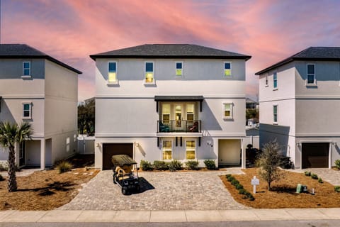 6-seat Golf Cart FREE during your stay! 2 minutes to the beach and a private hot tub! Sleeps 12, 5 bedrooms, 5.5 bath, and 8 beds. Heated pool right next to the house!