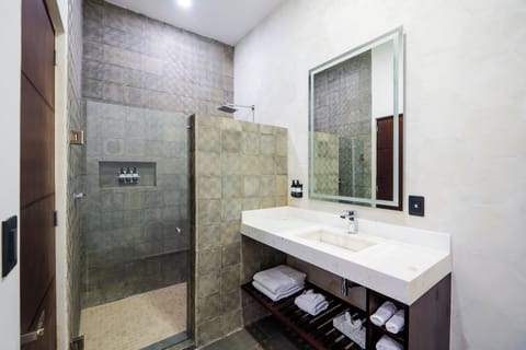 Superior Room, 1 King Bed | Bathroom | Shower, rainfall showerhead, hair dryer, heated floors