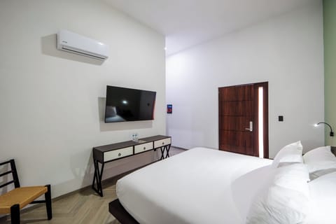 Superior Room, 1 King Bed | In-room safe, desk, iron/ironing board, free WiFi