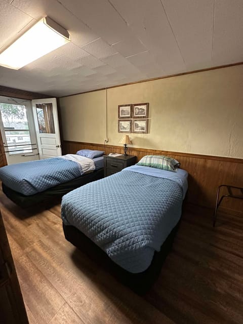 second picture of two twin beds