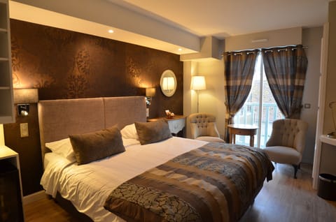 Superior Room (Bathtub, Shower or Balneo) | Minibar, in-room safe, individually decorated, individually furnished