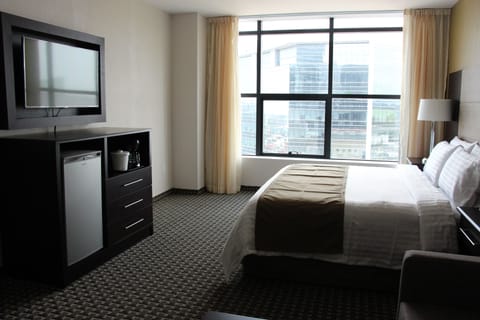 Premium Room, 1 King Bed | Premium bedding, in-room safe, desk, soundproofing