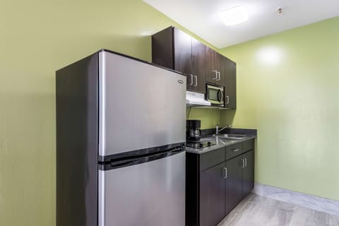 Coffee/tea maker, fridge, microwave, stovetop