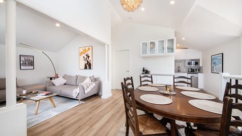 spacious dining for 6 people