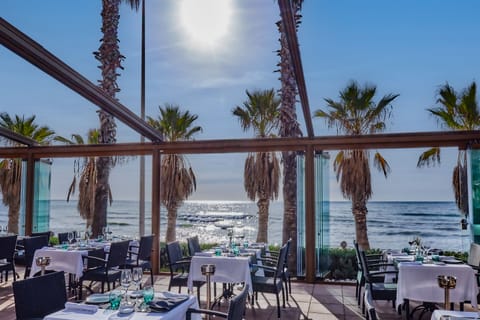 3 restaurants; lunch and dinner served