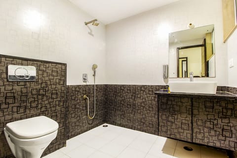 Executive Room | Bathroom | Shower, rainfall showerhead, towels, toilet paper