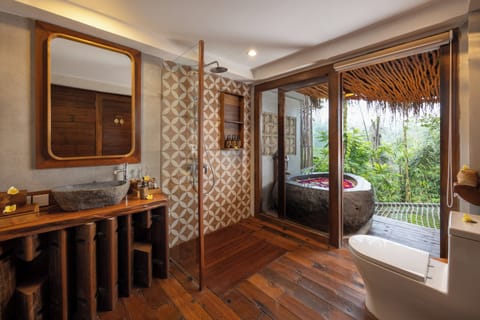 Honeymooner Rain Forest Jungle Cabin with Free Minibar | Bathroom | Slippers