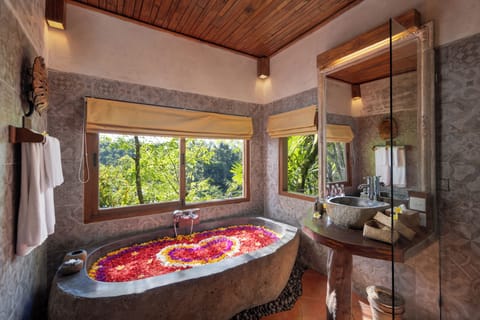 Honeymooner Rain Forest Jungle Suite with Free Minibar | Bathroom | Slippers