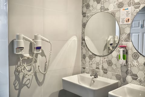 Shower, rainfall showerhead, free toiletries, hair dryer