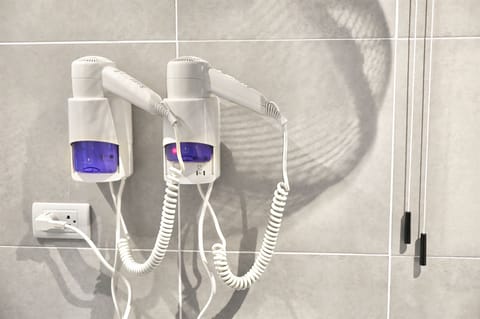 Shower, rainfall showerhead, free toiletries, hair dryer