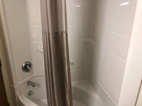 Combined shower/tub, towels
