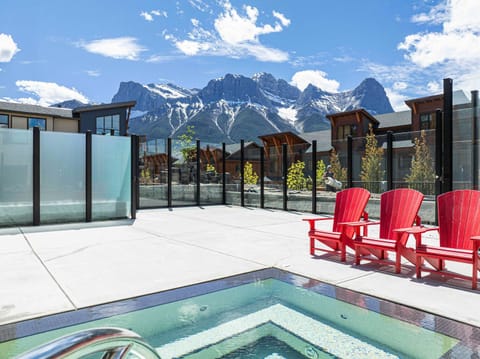 Relax and recharge in the shared outdoor hot tub—just steps away.♨️❄️