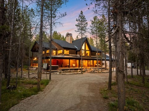 Front Driveway / Exterior