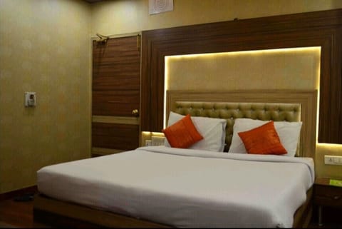 Deluxe Double Room, City View | Down comforters, free WiFi, bed sheets