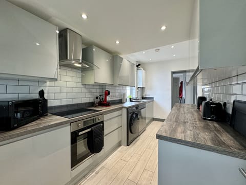 Comfort Townhome, 3 Bedrooms, Kitchen, Garden View | Private kitchen | Toaster