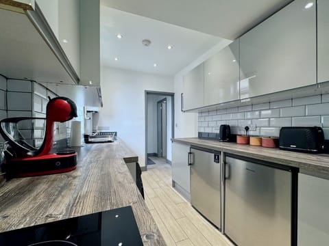 Comfort Townhome, 3 Bedrooms, Kitchen, Garden View | Private kitchen | Toaster