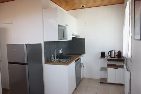 Family Apartment, 2 Bedrooms, Non Smoking, Kitchen | Private kitchen | Electric kettle, dining tables