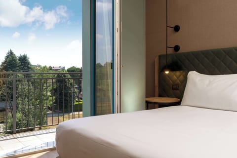 Room, 1 King Bed, Balcony | Down comforters, minibar, in-room safe, desk