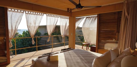 Junior Studio Suite, Bathtub | Beach/ocean view