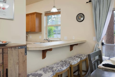 Enjoy quick bites at the kitchen counter, with space for 4